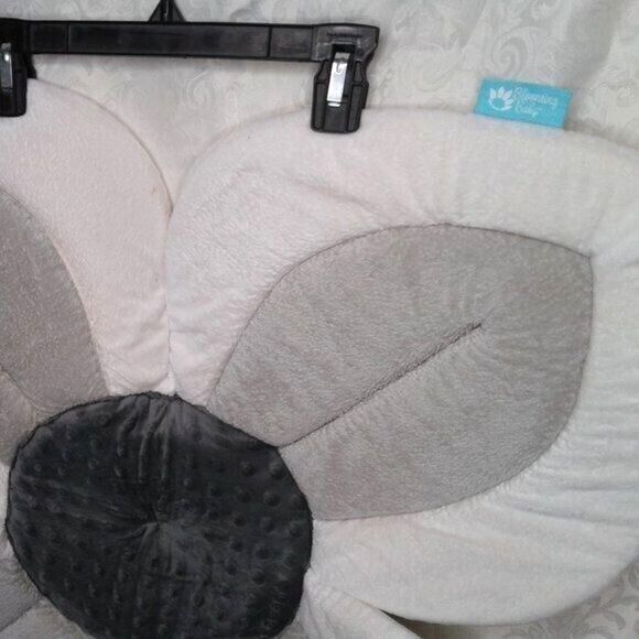 Blooming Bath Lotus Infant Baby Sink Tub Flower Seat Grey and White - Picture 3 of 6